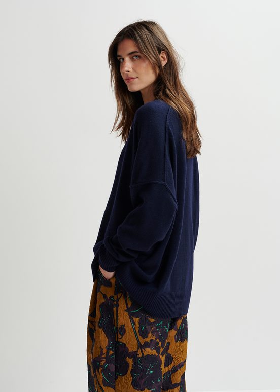 Pull en maille oversize bleu marine à col en V