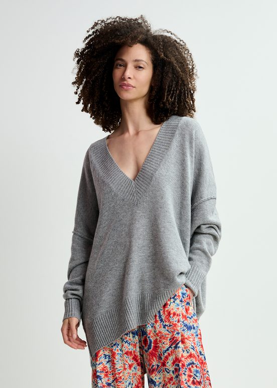 Grauer Oversized Strickpullover mit V-Ausschnitt