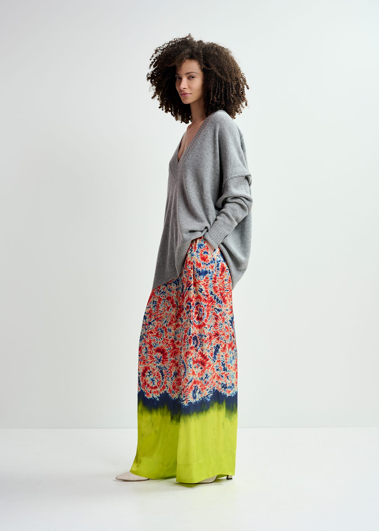 Grey oversized V-neck knit sweater | Essentiel Antwerp