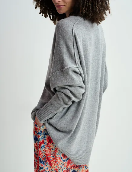 Grauer Oversized Strickpullover mit V-Ausschnitt