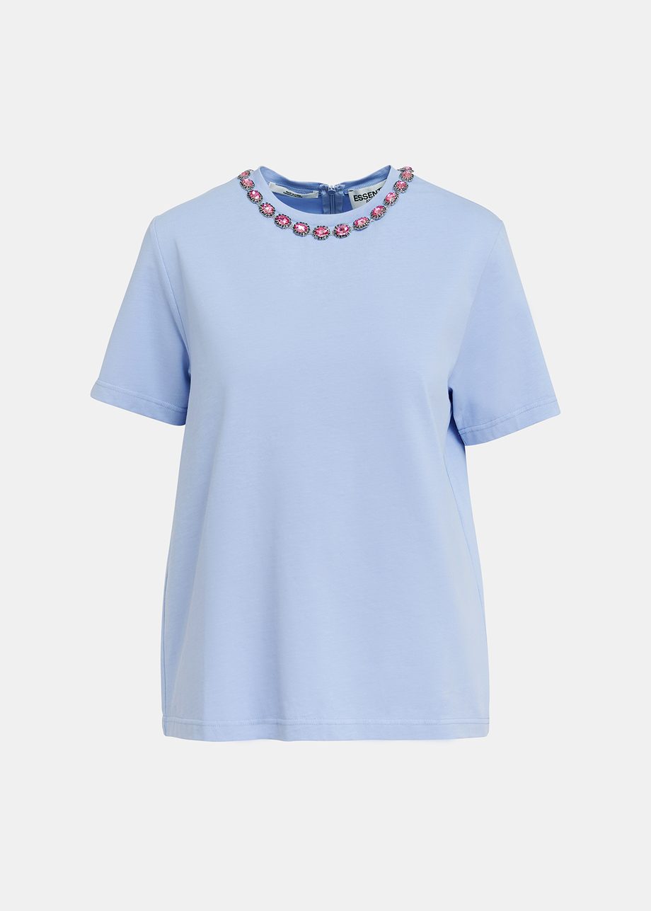 T-shirt in cotone azzurra con scollo impreziosito da strass