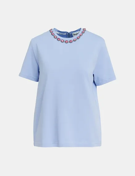 T-shirt in cotone azzurra con scollo impreziosito da strass