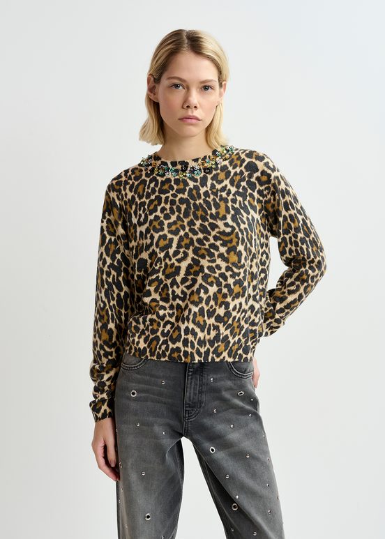 Maglione beige con motivo leopardato e collo decorato