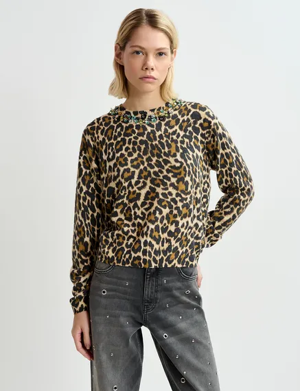 Maglione beige con motivo leopardato e collo decorato