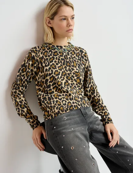 Maglione beige con motivo leopardato e collo decorato