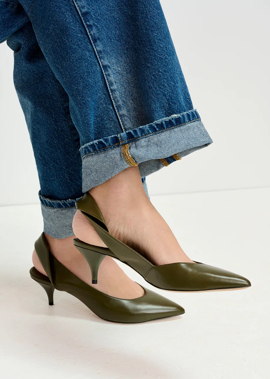 Khakifarbene Slingback-Pumps aus Leder