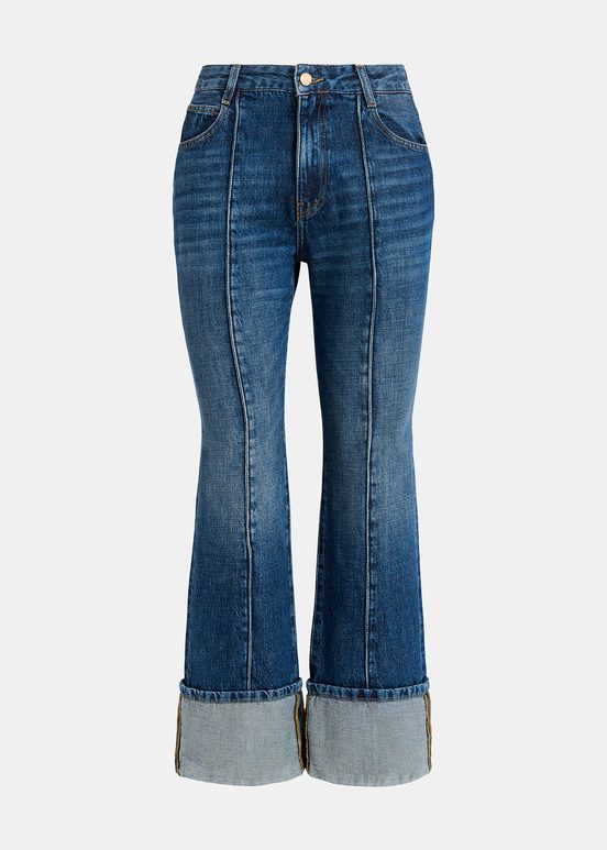 Blaue Jeans mit Schlag umgeschlagenem Saum