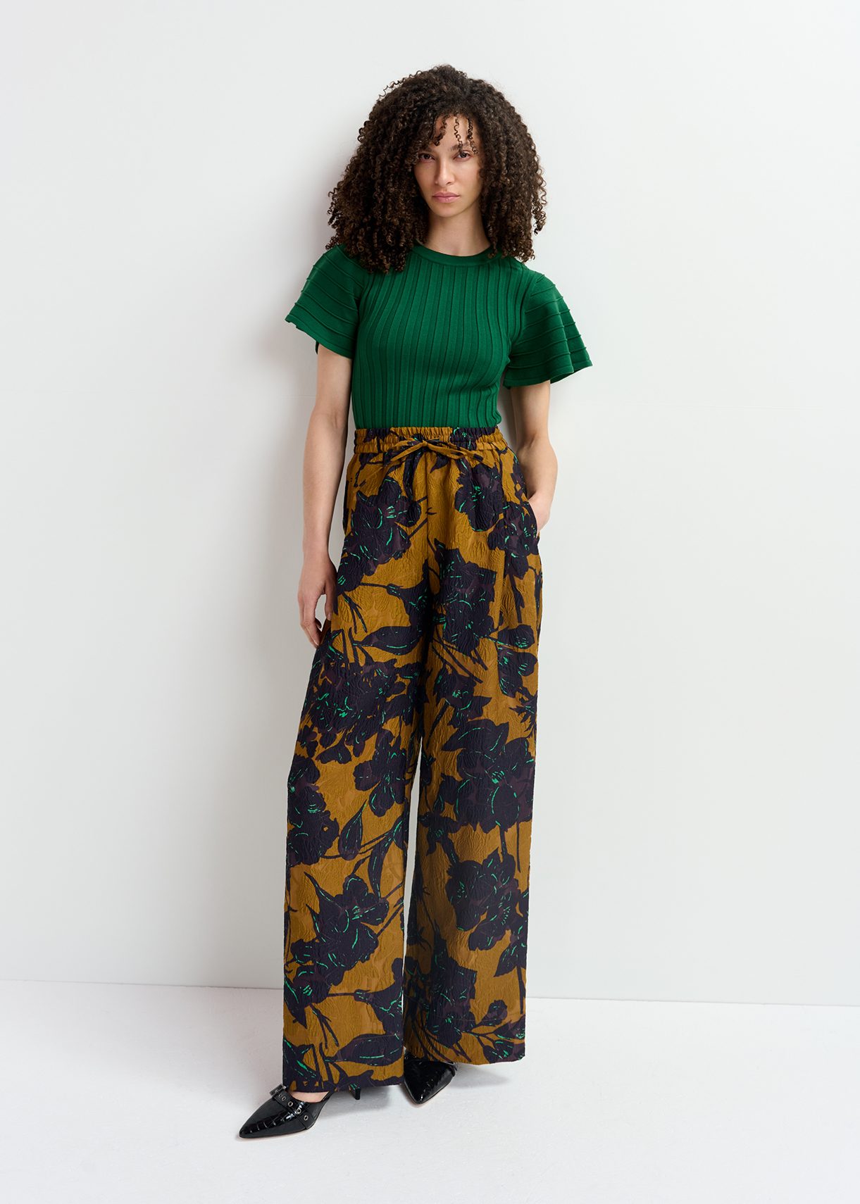 Bronze and navy blue wide-leg pants with floral print | Essentiel