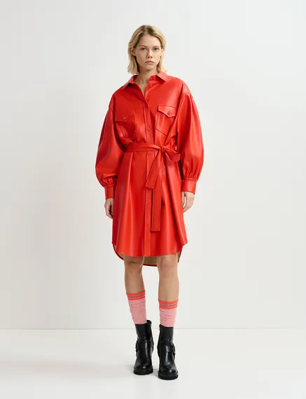 Rotes Hemdkleid aus Kunstleder