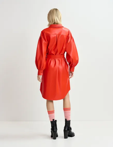 Vestido camisero de piel sintética en rojo