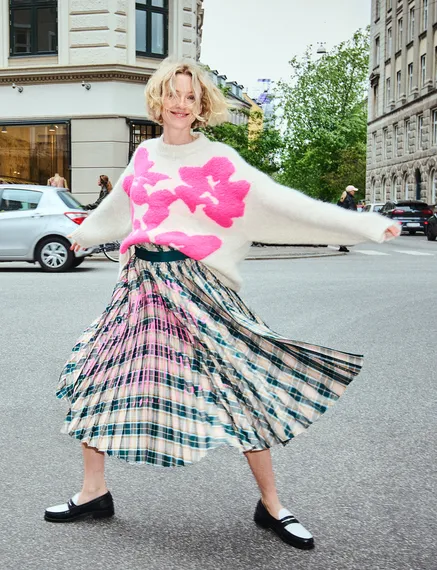 Maglione lavorato a intarsio con motivo floreale color écru e rosa fluo