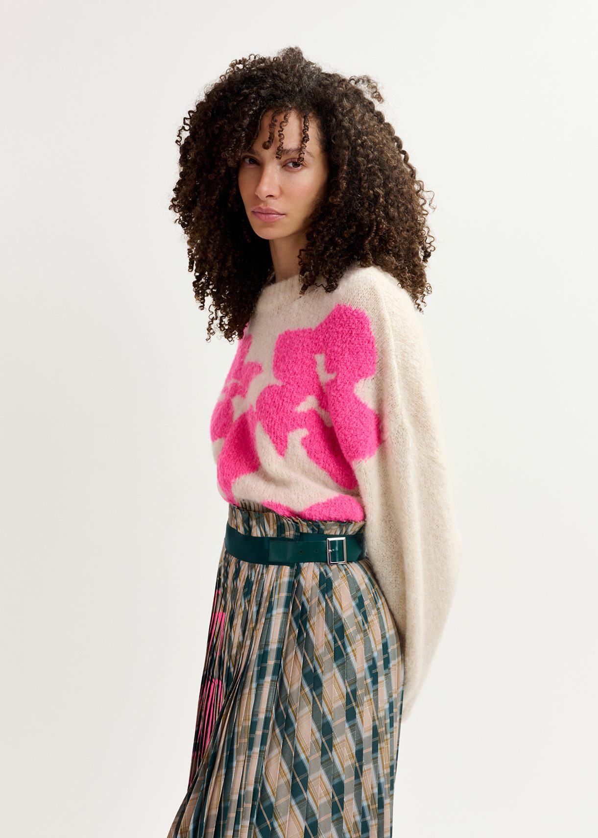 Ecru and neon pink floral intarsia-knitted sweater | Essentiel
