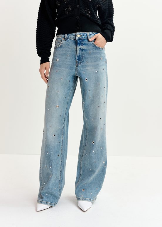 Blaue Jeans mit Ösen