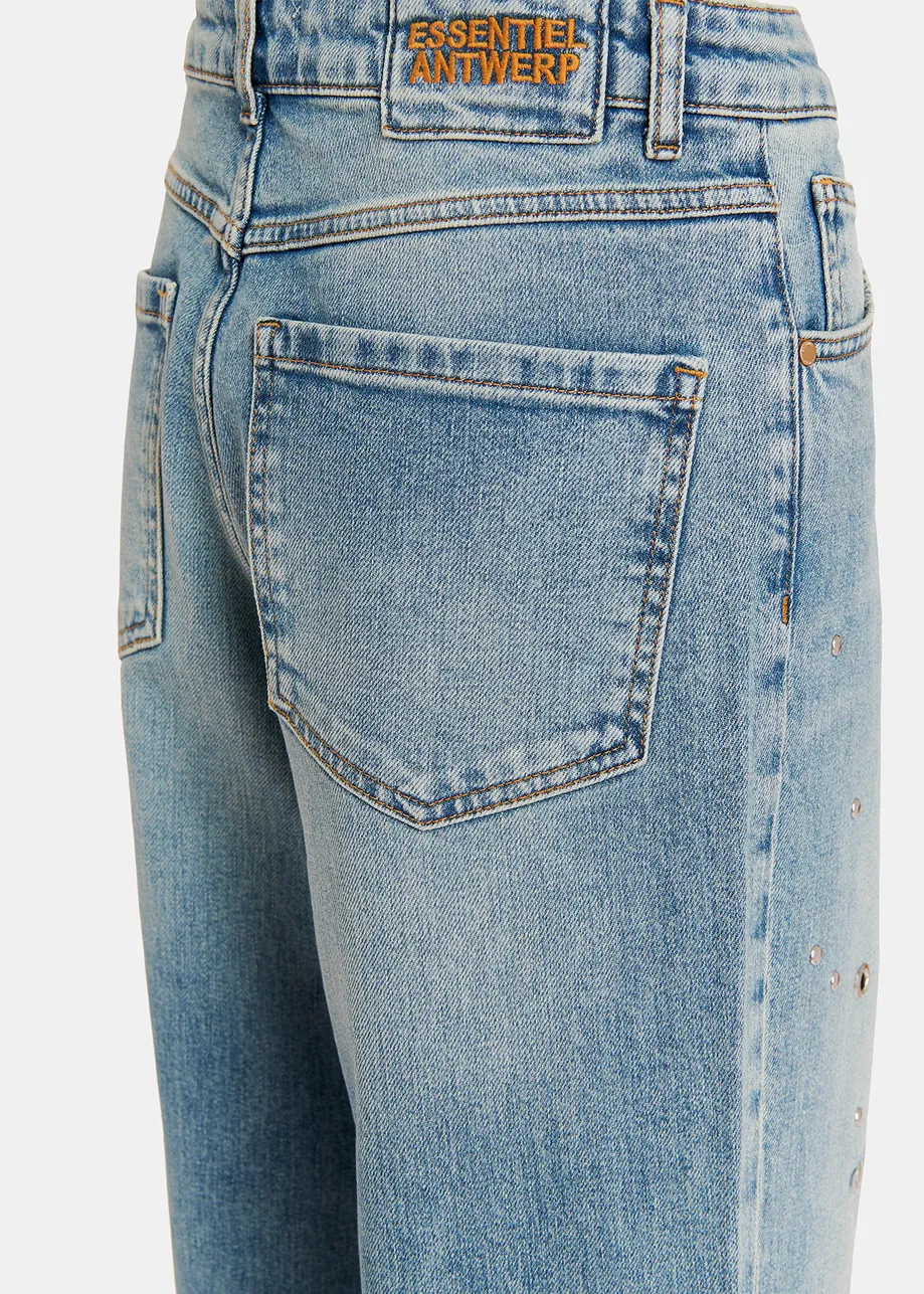 Blauwe jeans versierd met ringetjes