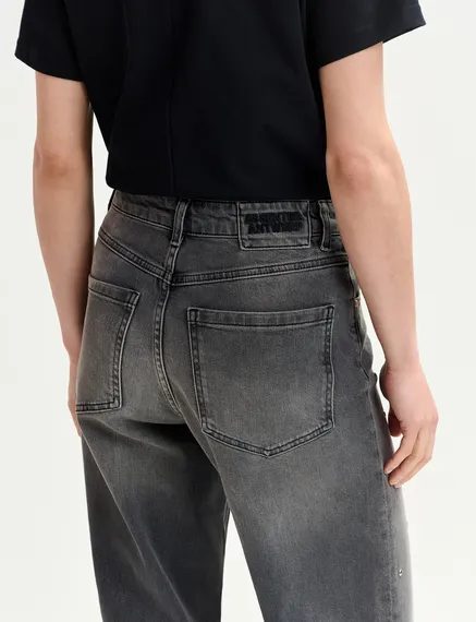 Graue Jeans mit Ösen