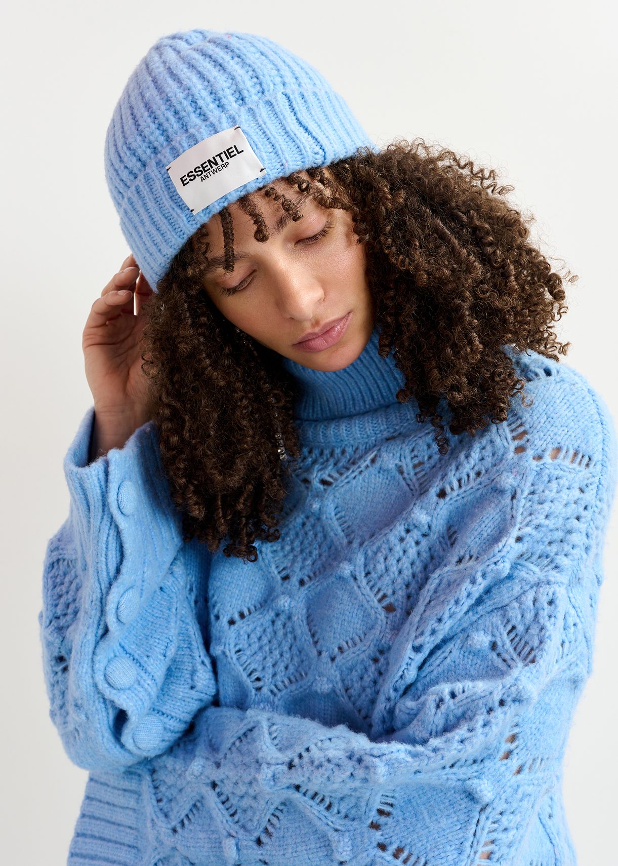 Light blue rib-knitted beanie with logo