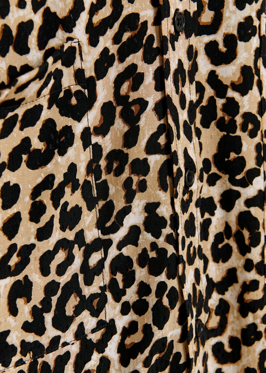 Braunes Hemd mit Leopardenprint