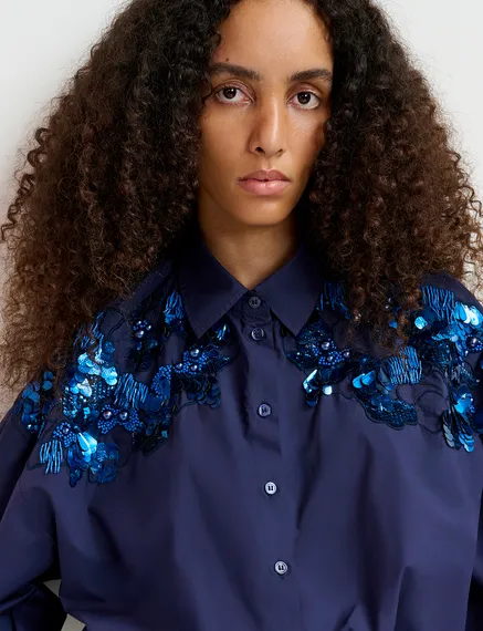 Camisa de algodón azul marino con bordados de lentejuelas y cuentas