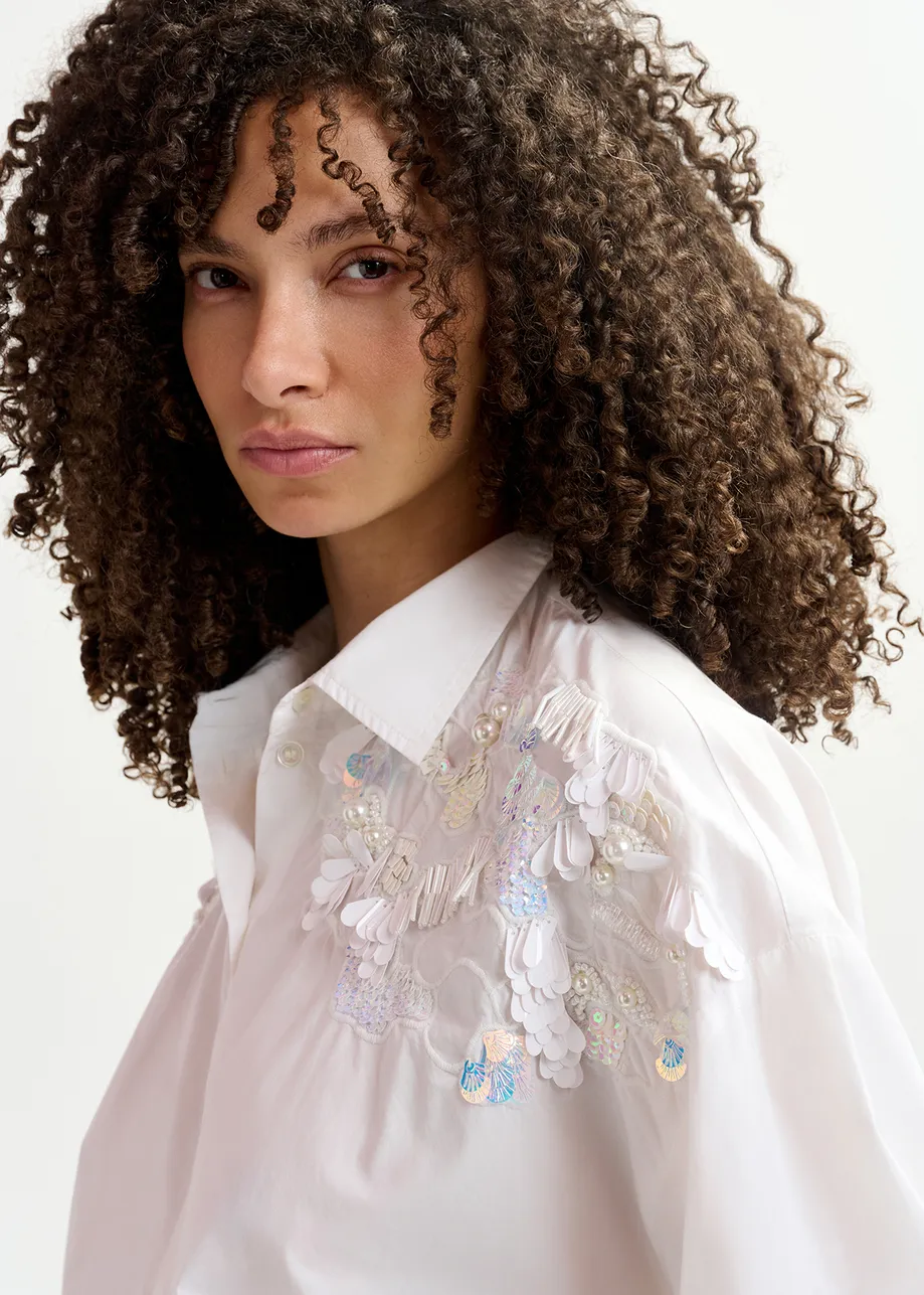 Camisa de algodón blanco roto con bordados de lentejuelas y cuentas