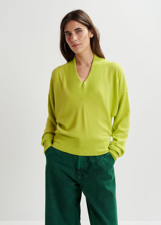 Pull en tricot vert citron à encolure V