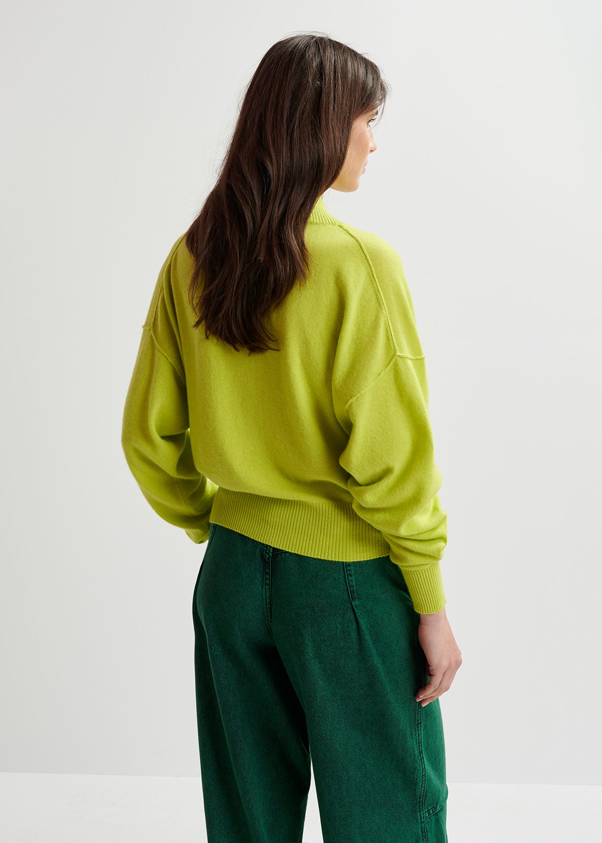 Pull en tricot vert citron a encolure V Essentiel Antwerp France