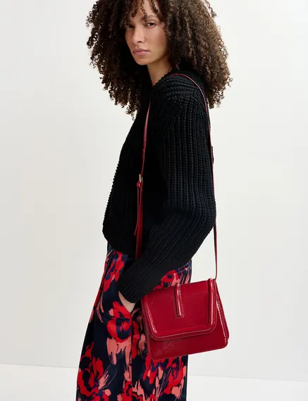 Sac à bandoulière en faux cuir verni rouge foncé