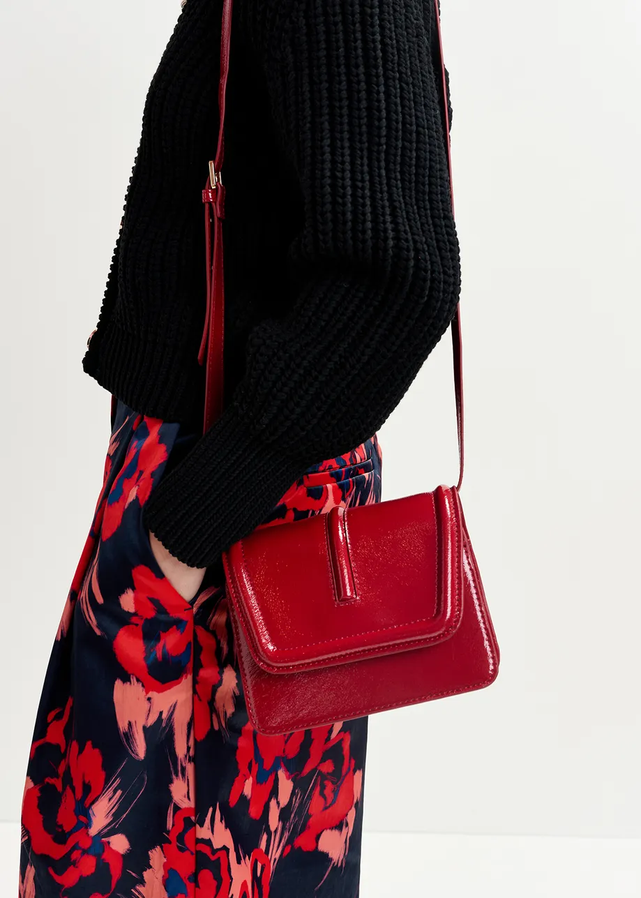 Sac à bandoulière en faux cuir verni rouge foncé