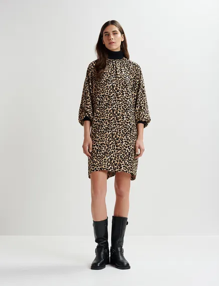 Minivestido marrón con estampado de leopardo y ribetes de punto elástico