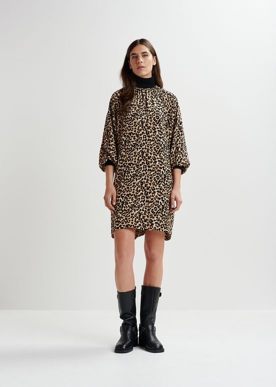 Minivestido marrón con estampado de leopardo y ribetes de punto elástico