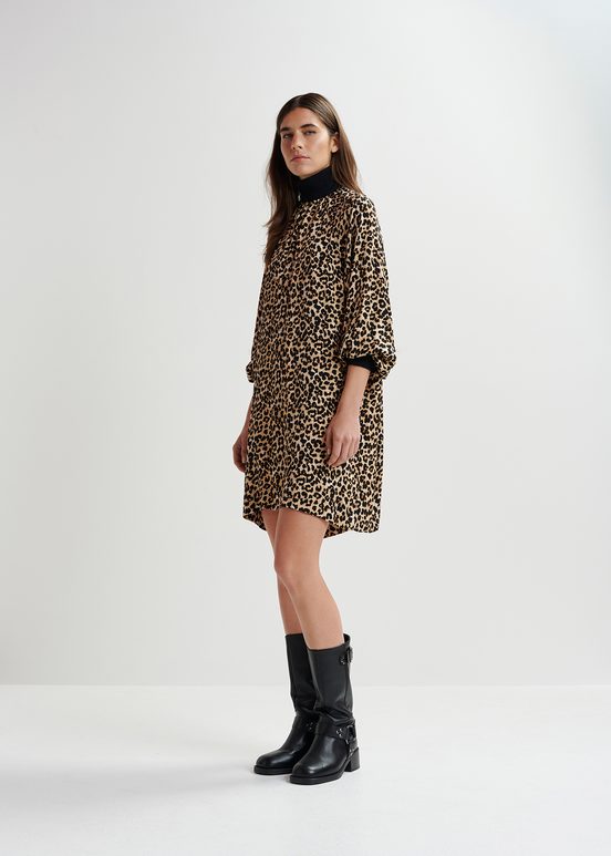 Minivestido marrón con estampado de leopardo y ribetes de punto elástico