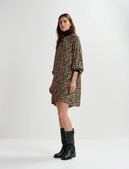 Minivestido marrón con estampado de leopardo y ribetes de punto elástico