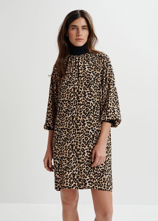 Minivestido marrón con estampado de leopardo y ribetes de punto elástico