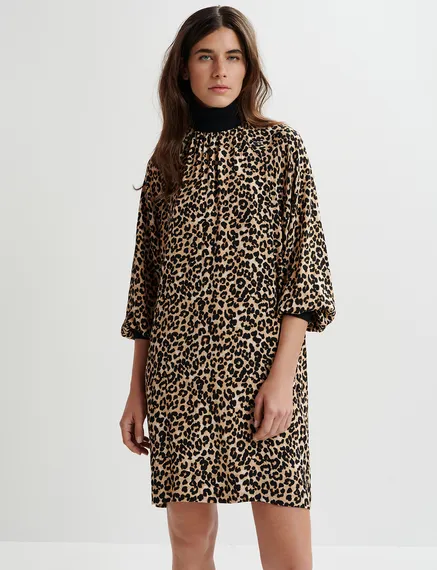 Minivestido marrón con estampado de leopardo y ribetes de punto elástico