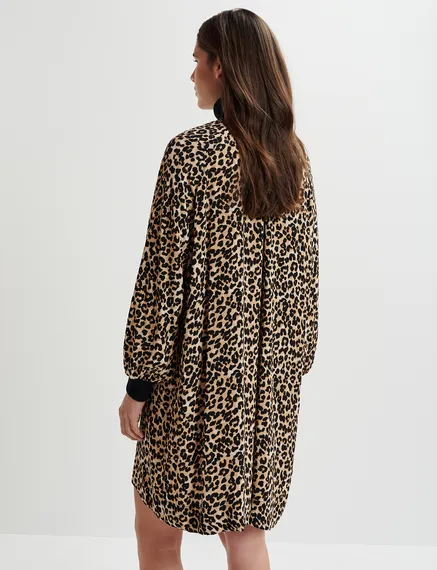 Minivestido marrón con estampado de leopardo y ribetes de punto elástico