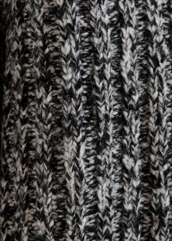 Melierter Strickpullover in Schwarz und Ecru mit Rollkragen