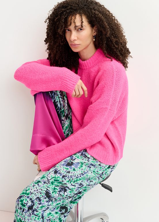 Pull en gros tricot rose fluo