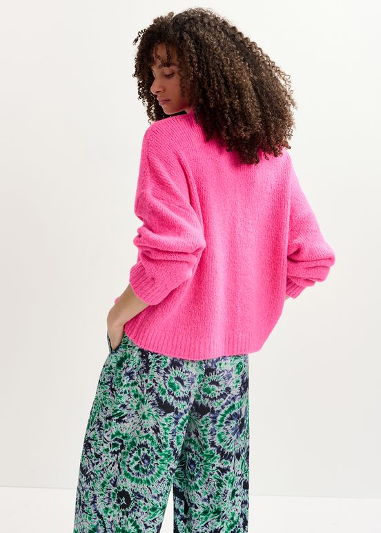 Pull en gros tricot rose fluo