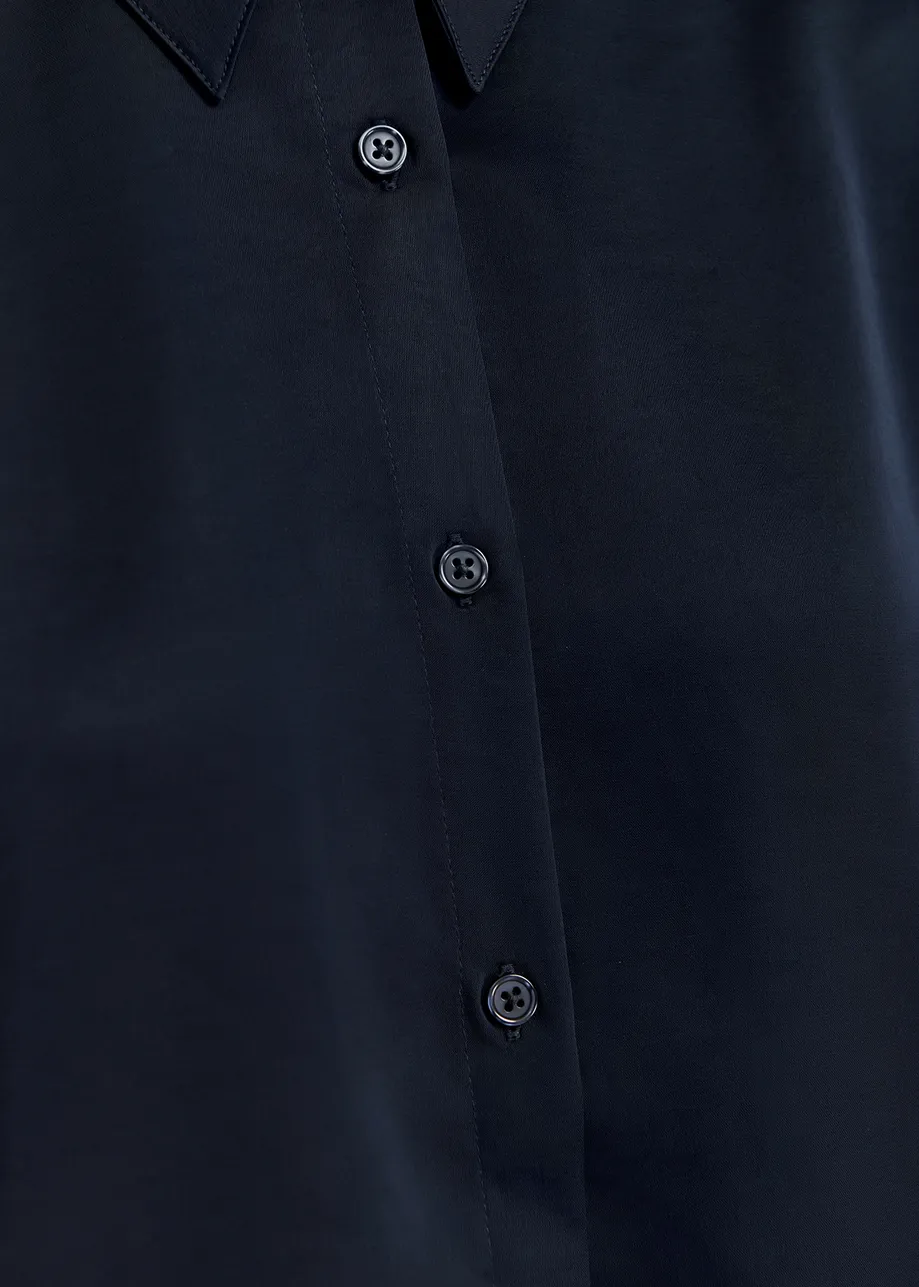 Camicia in raso blu navy con spalle imbottite