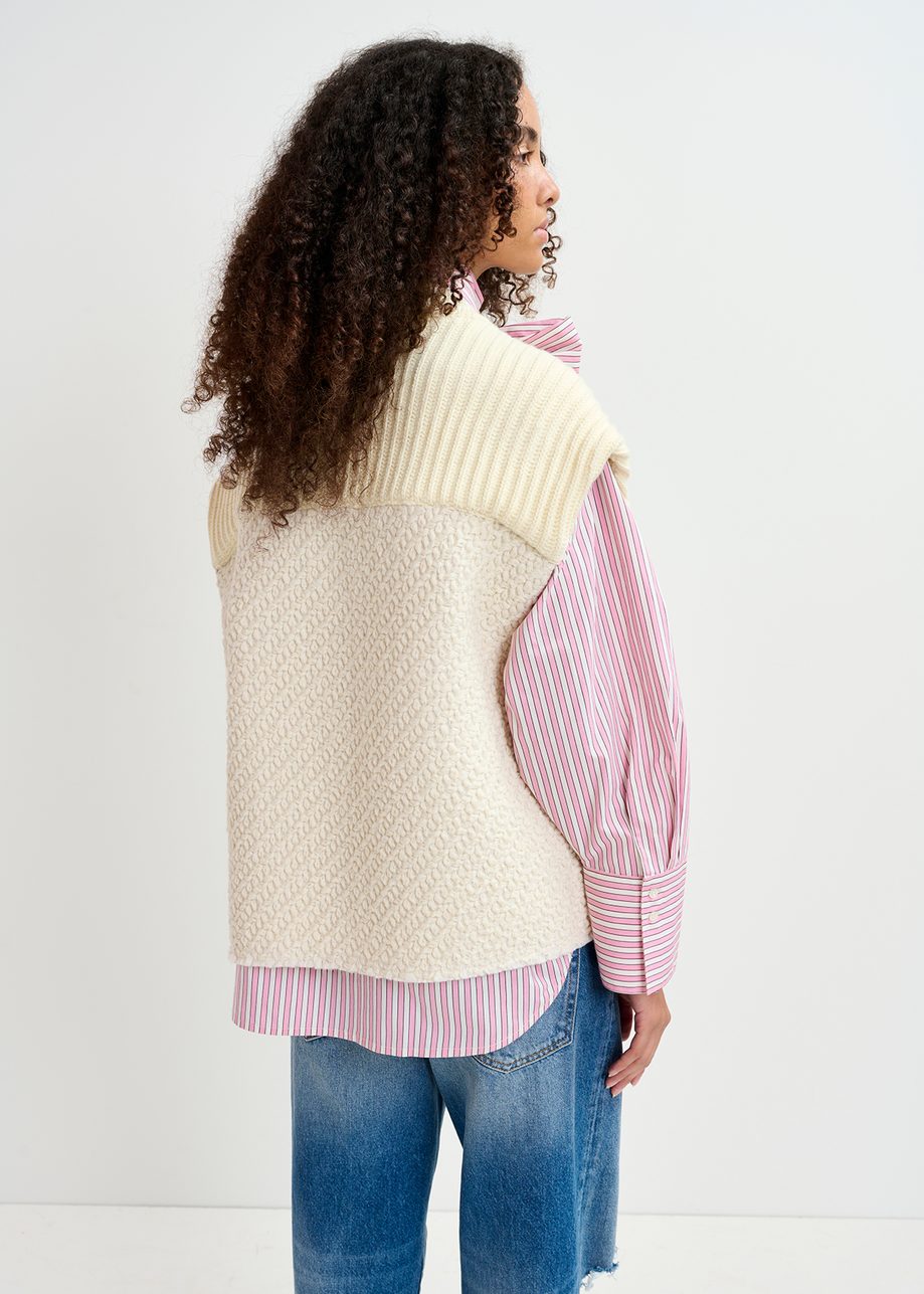 Ecru sleeveless knitted jacket