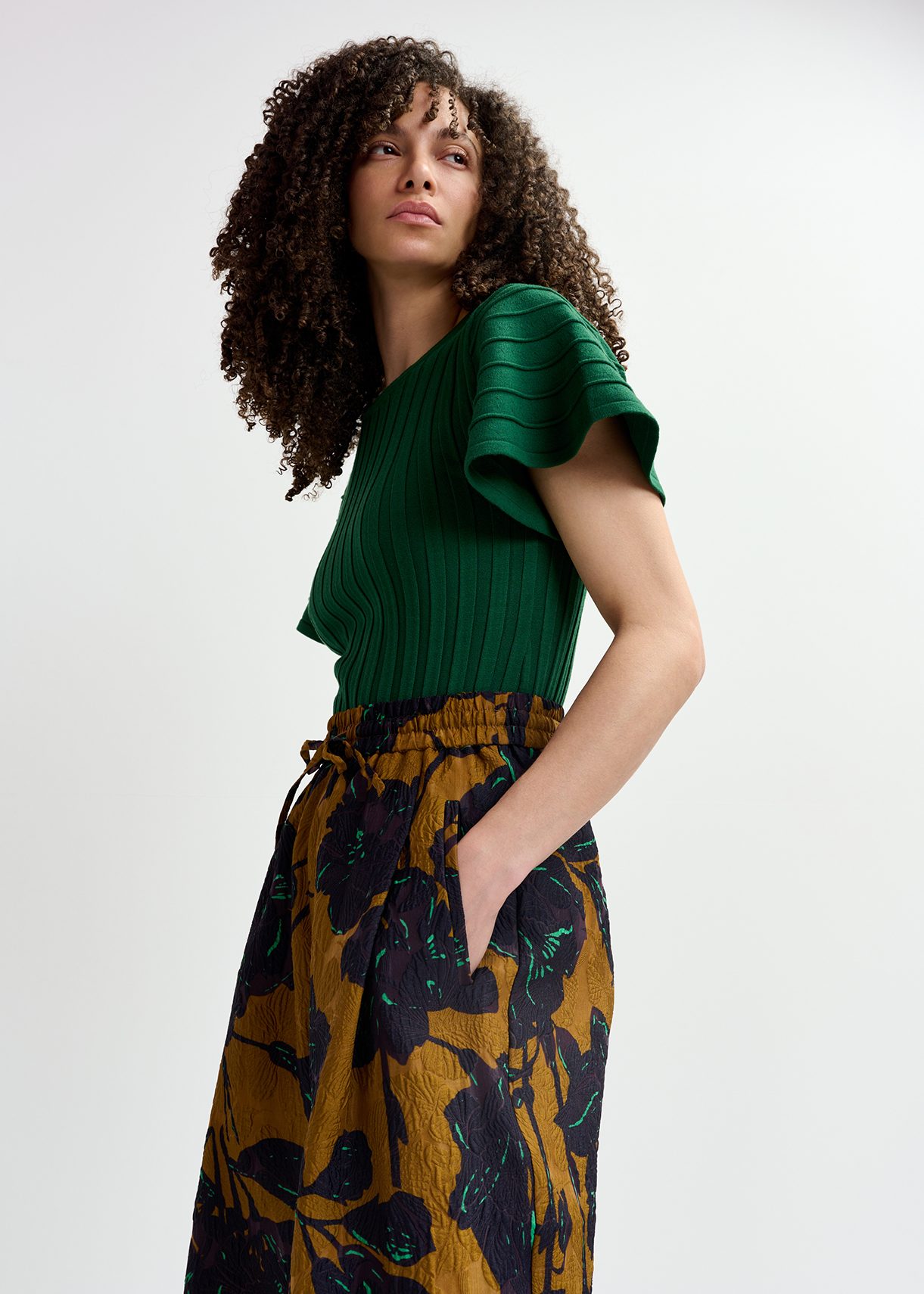 Dark green rib-knitted top with flared short sleeves | Essentiel
