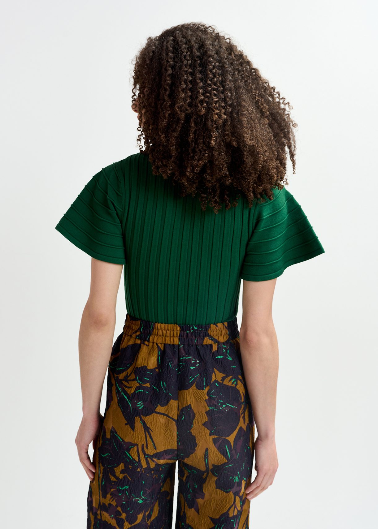 Dark green rib-knitted top with flared short sleeves | Essentiel
