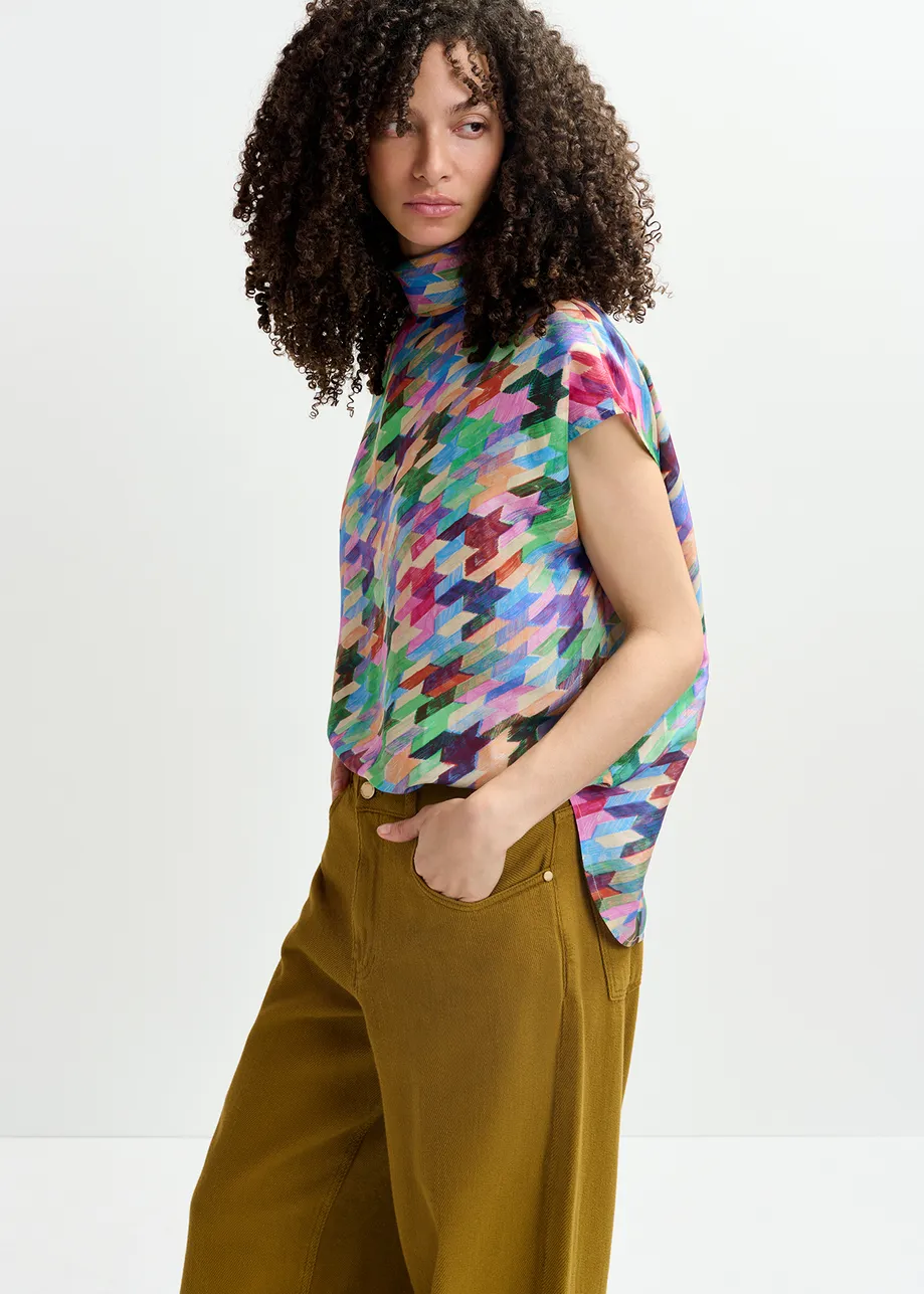 Top in seta multicolore con stampa geometrica