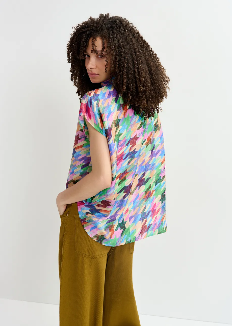 Top in seta multicolore con stampa geometrica