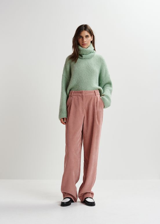 Roséfarbene Cordhose mit konischem Bein