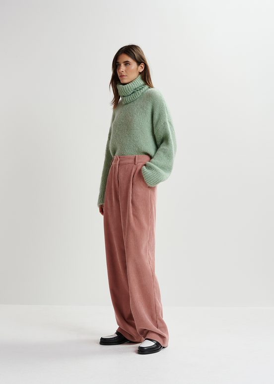 Roséfarbene Cordhose mit konischem Bein