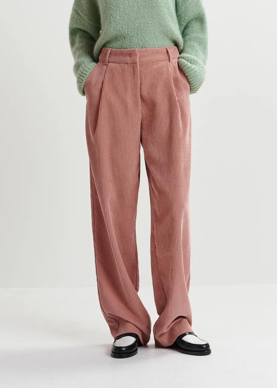 Roséfarbene Cordhose mit konischem Bein