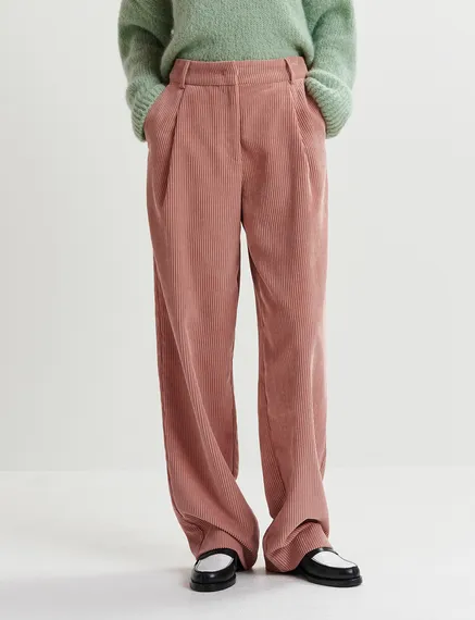 Roséfarbene Cordhose mit konischem Bein