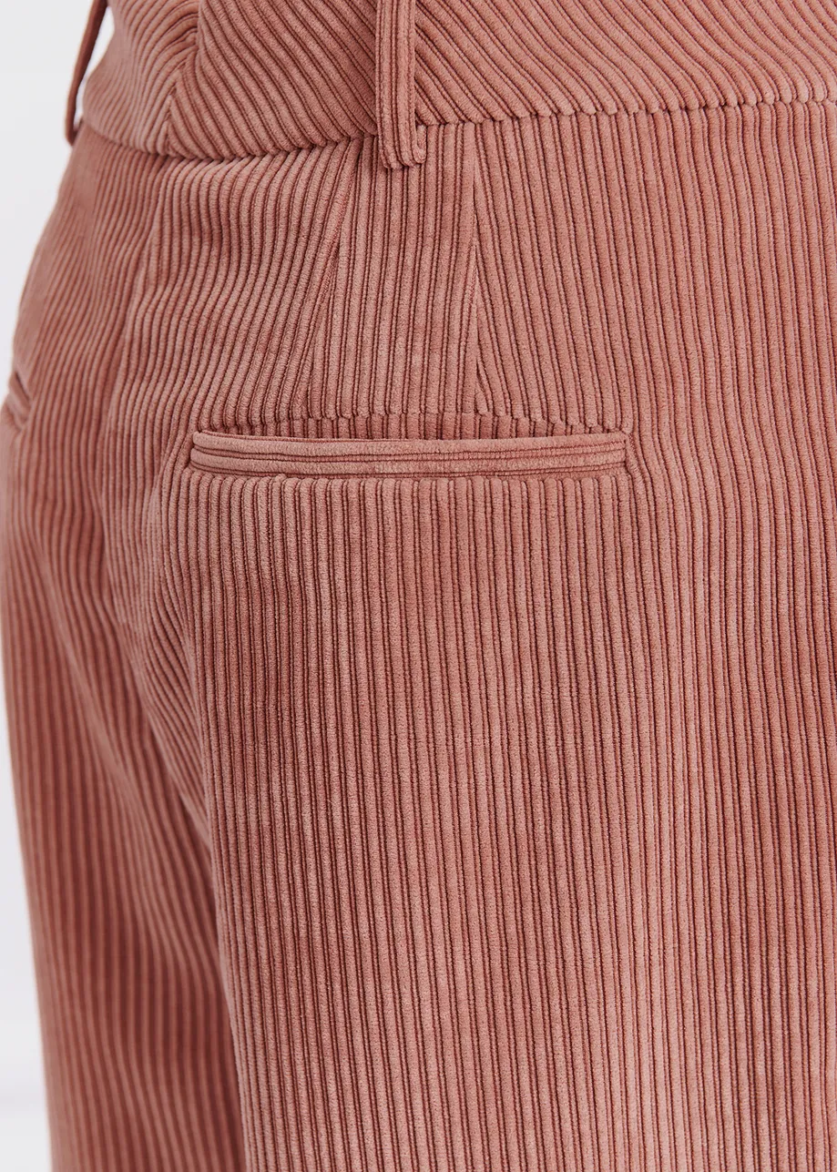 Roséfarbene Cordhose mit konischem Bein