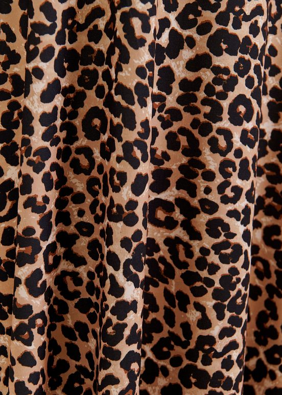 Braunes Maxikleid aus Stretchjersey mit Leopardenprint