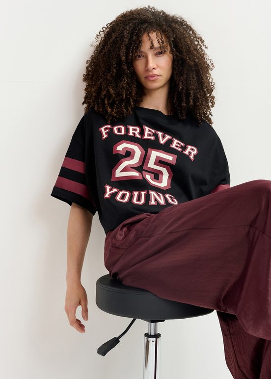 Black organic cotton cropped T-shirt with "25"-print